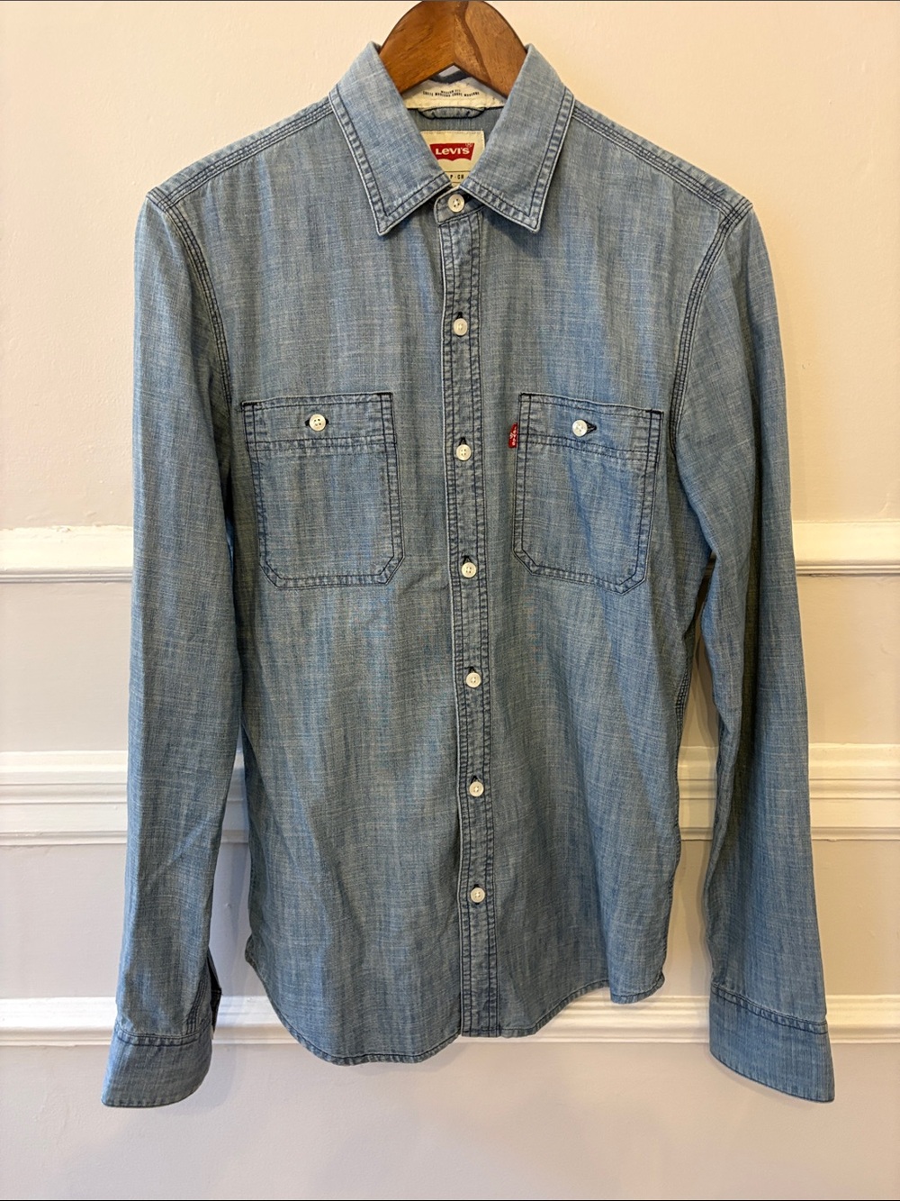 Levi's Men's Light Blue Chambray Button-Down Shirt